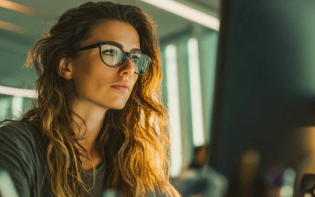 Profesionali vertėja prie kompiuterio atlieka anglų–lietuvių vertimą